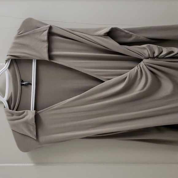 Women's faux wrap dress - fitted grey surplice midi dress - Picture 5 of 8